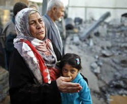 Perempuan tua warga Palestina di samping rumah kerabatnya yang hancur akibat serangan udara militer Israel, di Beit Lahiya, Jalur Gaza utara, Selasa (20/11/2012). (REUTERS/NIR ELIAS)