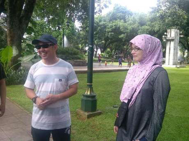 Ini Gaya Santai Anis Matta dan Istri Kala Jogging di Taman 