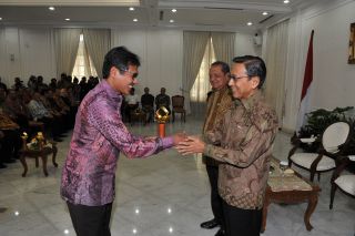 Gubernur Sumbar Irwan Prayitno saat menerima penghargaan dari Wapres Budiono Rabu (5/2) - Foto: humas sumbar