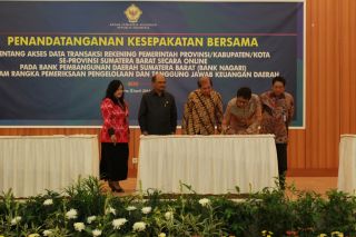 Penandatanganan MoU kesepakatan bersama tentang akses data transaksi rekening pemerintah provinsi/kabupaten/kota se -Sumatera Barat secara on-line di Auditorium Kantor Pusat BPK RI Jakarta, Senin (1/4). - Foto: humas Sumbar