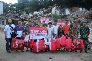 ACT menyalurkan bantuan kepada Warga pegunungan Yunnan, Tiongkok. Selasa (19/8/2014).  (pr act)