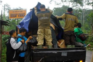 Relawan PKS sedang mendistribusikan bantuan untuk pra pengungsi korban longsor Banjarnegara. (pks.or.id)