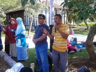 Amri ketua dpd pks sedang memberikan sambutan pada acara family gathering kader PKS yang diselenggarakan di taman fantasia Gardenia, kubu Raya, Minggu (11/1).  (hms)