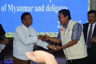 Presiden Direktur PKPU‎ Agung Notowiguno saat menerima cinderamata dari Kepala Kemementrian negara bagian Rakhine U Mra Aung, Rabu (26/8/15). (kai/kis/pkpu)