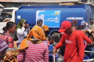 PKPU berbagi air bersih di   Desa Hurip Jaya Kecamatan Babelan, Kabupaten Bekasi, Jawa Barat, Ahad (20/9/15). (‎amir/kis/PKPU)