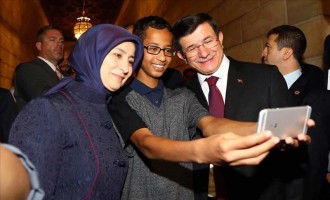 Ahmed Mohamed bersama perdana menteri Turki, Ahmed Davutoglu. (anadolu)