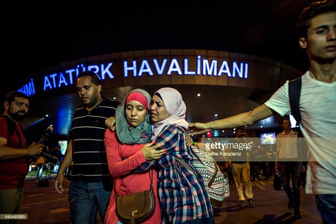 Calon penumpang meninggalkan bandara Istanbul Ataturk, bandara terbesar di Turki, setelah sebuah serangan bom terjadi di lokasi tersebut, Rabu (29/6/2016). (Getty Images / Defne Karadeniz)